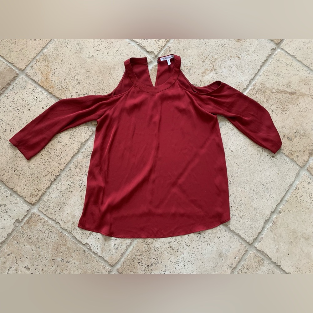 BCBGENERATION shoulder cut out Blouse - Red